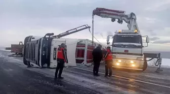 Van'da CNG yüklü tır devrildi