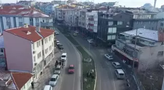 Yol ortasında kalan ecdat mezarları dikkati çekiyor