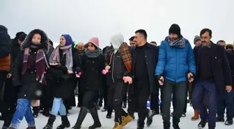 Ordu'daki yayla festivalinde katılımcılar kar üzerinde horon tepti