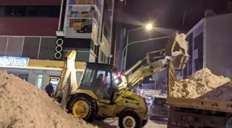 Ardahan'da tonlarca kar kamyonlarla taşındı