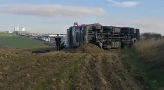 ARNAVUTKÖY'DE DEVRİLEN TIR'IN SÜRÜCÜSÜ ÖLDÜ