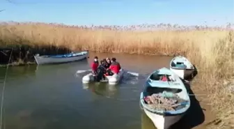 BALIKESİR - Manyas Gölü'nde kaybolan balıkçıyı arama çalışmaları sürüyor