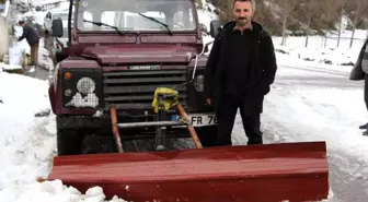 Kendi yaptığı kar küreme aracıyla mahallenin yollarını açtı