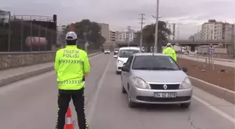 Trafik polisi aracı arızalanan sürücüye yardım etti