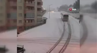 Yolcu otobüsü buzlanan yolda böyle kaydı