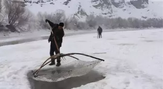 Ağrı'da balıkçılar, eksi 30 derecede buzu kırıp balık avlıyor