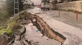 Aşırı yağış nedeniyle yolda çökme oluştu