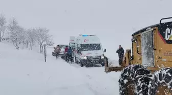 Elazığ'da yolu kapanan köyde rahatsızlanan vatandaşın yardımına ekipler yetişti