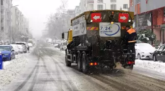 Fen işleri ekipleri karla mücadeleye hazır