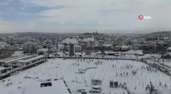 Gaziantep'te çileye dönüşen kar havadan görüntülendi