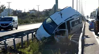 Hafif ticari araç önce bariyerlere ardından aydınlatma direğine çarptı: 4 yaralı