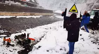 Karlı yolda kontrolden çıkan araç dereye uçtu: 1 ölü, 1 yaralı