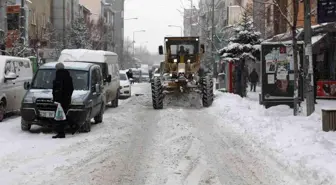 Kars'ta belediye yolların karını temizliyor