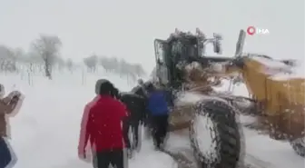 Mahsur kalan yaşlı hastanın yardımına sağlık ekipleri yetişti