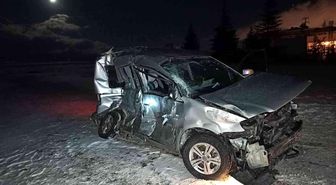 Otobüs ile çarpışan otomobildeki öğretmen ağır yaralandı