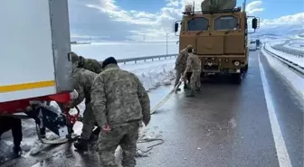 Otoyolda mahsur kalanlar için havadan karadan kurtarma çalışması yürütülüyor