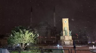 Taksim Meydanı'nda kar yağışı etkisini arttırdı