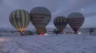 Turistler beyaza bürünen Kapadokya'yı gökyüzünden keşfediyor