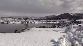 Yüksek kesimlerde etkili olan kar yağışı güzel manzaralar oluşturdu