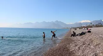 Antalyalılar ocak ayında denizin keyfini çıkardı