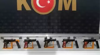 Aracında 5 ruhsatsız tabanca ile yakalandı