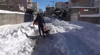 Damdaki karı temizlerken aşağıya düştü