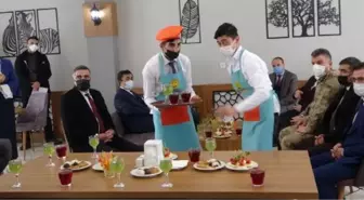 DOWN SENDROMLU VE OTİZMLİ ÖĞRENCİLERİN ÇALIŞTIĞI 'MUTLU KAFE'NİN İLK MİSAFİRİ VALİ OLDU