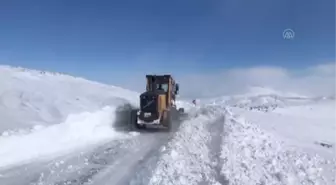 Sivas'ta ekipler, tipi nedeniyle yolu kapanan köydeki kalp hastası için seferber oldu