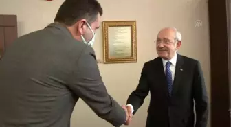 Kılıçdaroğlu, partiye yeni katılanlara rozet taktı