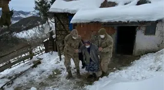 Yolu kardan kapalı köyde rahatsızlandı, sağlık ekibine jandarma ulaştırdı