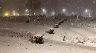 Çamlıca Tepesi'ne lapa lapa kar yağdı