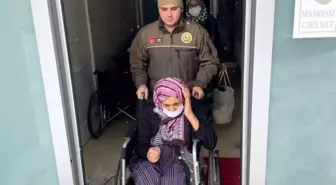 Evinin yolu kar nedeniyle kapanan yaşlı kadının yardımına orman ekipleri koştu