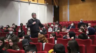 'Gölcük'te Öğrenciysen Projesi' kapsamında yapılan Tarihçi Yazar Recep Yiğit Efe oldu