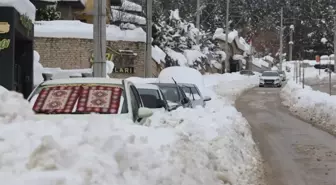 Kar altında kaybolan araçlarını 4 gün sonra çıkartabildiler