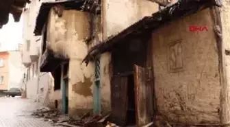 KÜTAHYA'DA 3 KATLI AHŞAP BİNA ALEV ALEV YANDI