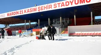 Mardin Stadı Ağrı maçı için kardan temizleniyor