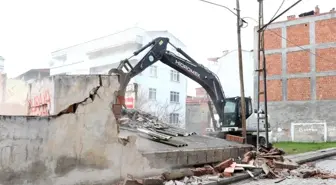 Samsun'da metruk binalar yıkılıyor