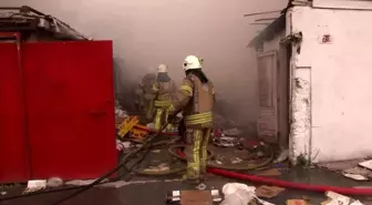 Kadıköy'de hurdalıkta çıkan yangın söndürüldü