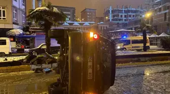 Kar yağışı nedeniyle kontrolden çıkan cip refüje çarparak ters döndü