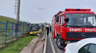 Tekerleği patlayan İETT otobüsü yoldan çıkıp korkuluklara çarptı: 5 yaralı