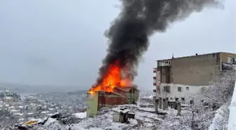 Üsküdar'da 3 katlı binanın çatısı alev alev yandı