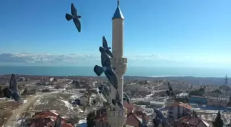 Yıldırım düşmesi sonucu yanan caminin minaresi yenilendi