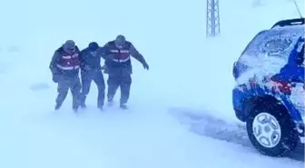 Aracı arza yapan ve donma tehlikesi geçiren şahsı jandarma kurtardı