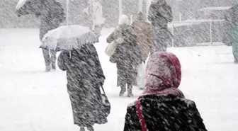 İstanbul'da kar yağışı etkili olmaya devam ediyor! Meteoroloji uzmanlarından 'Kalp rahatsızlığı olanlar dışarı çıkmasın' uyarısı