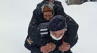 Son dakika! Kahramanmaraş'ta evleri kardan yıkılmak üzere olan çifti jandarma kurtardı