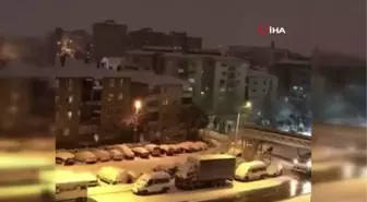 Kar yağışını görünce parka çıkıp halay çektiler