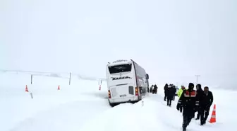 Kara saplanan otobüsü jandarma kurtardı