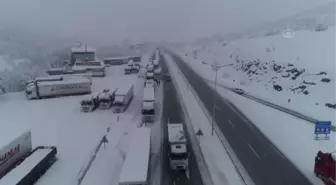 Samsun-Ankara kara yolunda kar nedeniyle ulaşım güçlükle sağlanıyor