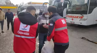 Sivas'ta tipinin geçmesini bekleyen yolculara Türk Kızılayından kumanya ve yemek