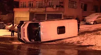 Üsküdar'da karlı yolda kontrolünü kaybeden servis yan yattı